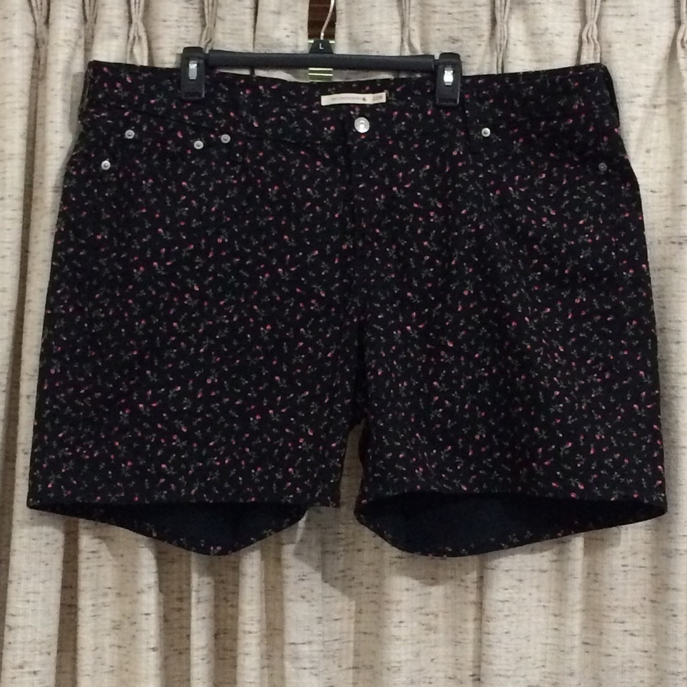 Levi’s Mid Length Ditsy Floral Black Rose Print Shorts
